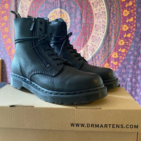 BRAND NEW IN BOX Doc Martens black boots leather